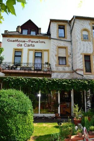 Fassade des Hauses Monte Somma da Carla mit Balkon, Weinranken und Vorgarten
